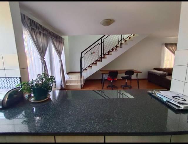 4 BEDROOM APARTMENT FOR SALE IN THERESAPARK